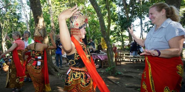 Wisatawan AS menari Gandrung di Desa Kemiren, Kecamatan Glagah, Kabupaten Banyuwangi, Jawa Timur, Rabu (31/8/2016).