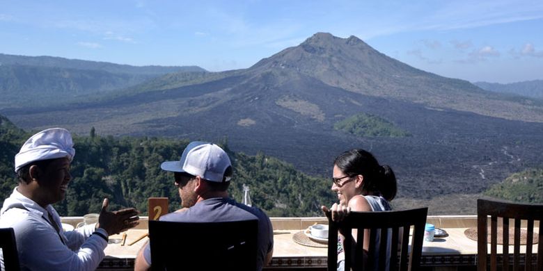 Wisatawan menikmati pemandangan gunung dan danau di kawasan wisata Geopark Gunung Batur, Kintamani, Bali, Selasa (5/9/2017). 