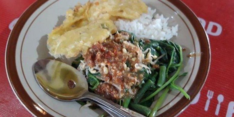 Pecel Mbok Sumo di Kota Semarang, Jawa Tengah.