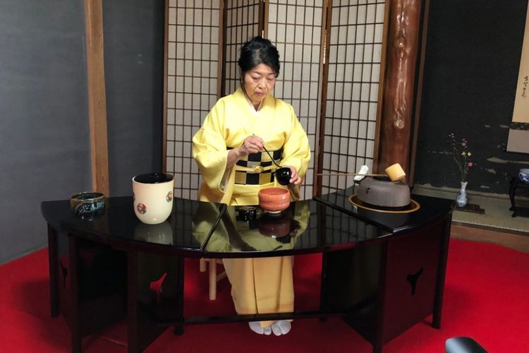 Upacara minum teh tradisional di Kofukuzenji Temple, Ichihara, Jepang, Selasa, (20/2/2018).
 