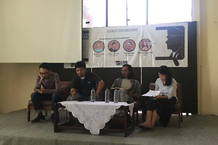 Suasana acara diskusi di kantor LBH Jakarta, Jakarta Pusat, Minggu (4/8/2019), usai listrik padam.