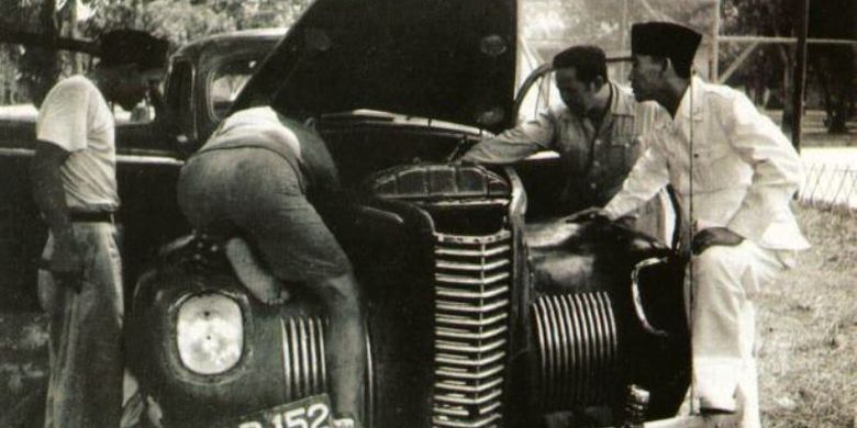Foto Bung Karno ketika mengamati mobil yang ditumpanginya mogok. Foto ini beredar di dunia maya.