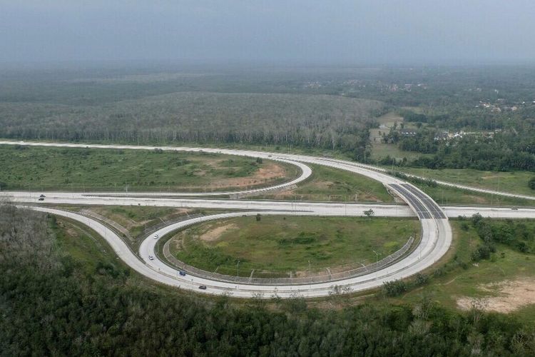 Jalan Tol Trans-Sumatera dilihat melalui pantauan udara, Minggu (2/6/2019)