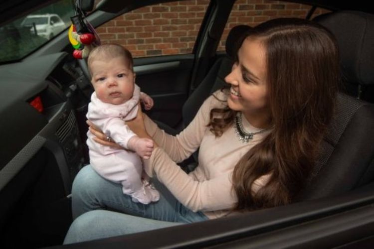 Jenna Herycz bersama Sienna, putri keduanya yang lahir di dalam mobil, saat dirinya terjebak macet.