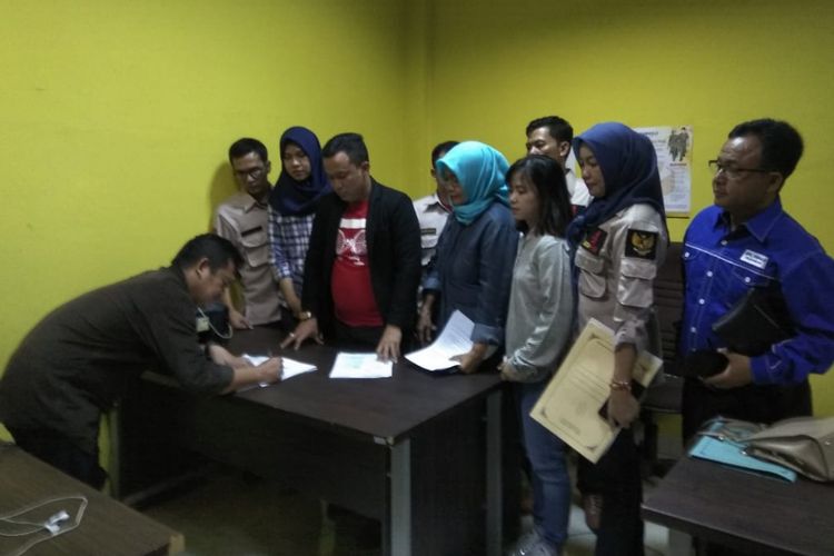 Tim kemenangan calon Gubernur dan Wakil Gubernur Sumatera Selatan nomor urut 4 Dodi Reza Alex Noerdin dan Giri Ramanda melaporkan Komisi Pemilihan Umum (KPU) kota Palemang ke Badan Pengawas Pemilu (Bawaslu) Sumsel