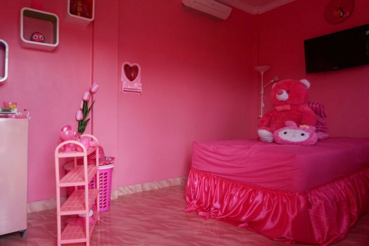 Kamar serba pink yang disewakan di spot selfie omahe Bianca di Sleman, DI Yogyakarta.