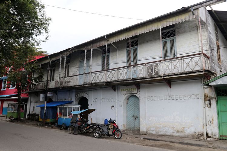 Bangunan 2 lantai yang dulu digunakan sebagai kantor koprafond, masih kokoh berdiri di Kota Gorontalo. Di kawasan pecinan ini juga banyak berjejer rumah warga bergaya indis