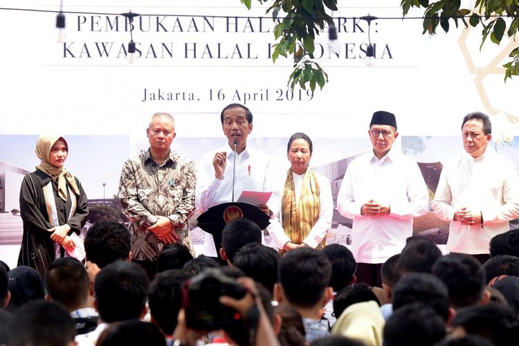 Presiden Joko Widodo didampingi sejumlah pejabat meresmikan Halal Park, di Kompleks GBK Senayan, Jakarta, Selasa (16/4/2019).
