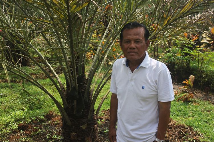 Soeparlan pemilik kebun kurma di Kabupaten Magetan, Jawa Timur yang berhasil mengembangkan pohon kurma yang bisa berbuah di usia 2 tahun. Foto diambil Senin (15/4/2019).