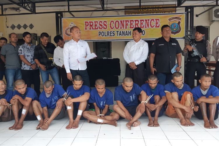 Sat Reskrim Polres Tanah Karo, Kabupaten Karo, Sumatera Utara, mengekspos 8 pelaku pencurian sepeda motor, Senin (1/4/2019). Tujuh di antaranya dilumpuhkan di kedua kaki. Selain itu, ada dua orang penadah motor yang turut ditangkap.
