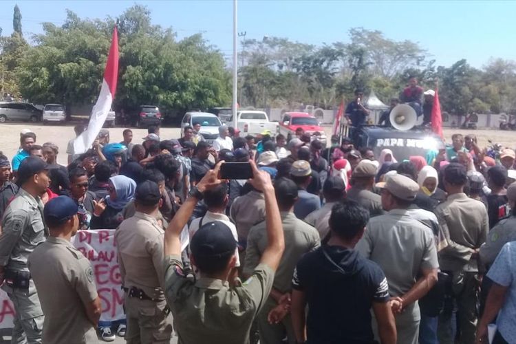Foto : Warga Pulau Komodo melakukan aksi demonstrasi di depan kantor Bupati Manggarai Barat, Flores, NTT, Rabu (17/7/2019). 


