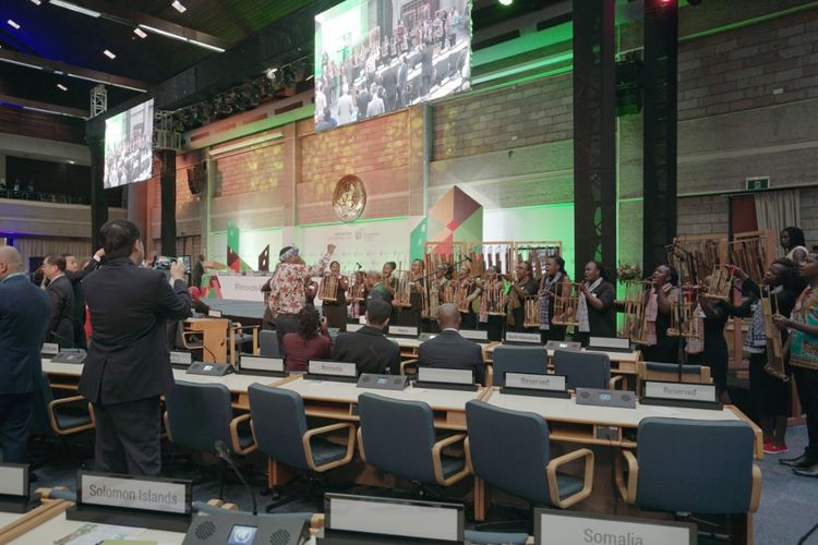 Kelompok Angklung and the Girls Chorale of Kenya saat tampil pada pembukaan sidang perdana PBB untuk permukiman global di Markas UN-Habitat di Nairobi, Kenya, Afrika Timur, Senin (27/5/2019).