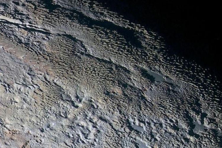 Pluto memiliki wajah beragam. Salah satu daerahnya tampak menyerupai sisik bila dilihat dari antariksa. 