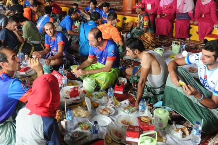 Para pebalap peserta Tour de Singkarak mengikuti tradisi makan bajamba di di Istano Basa Pagaruyung, Tanah Datar, Kamis (8/10/2015).