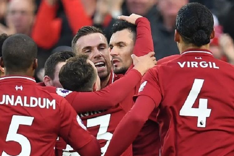 Dejan Lovren merayakan gol bersama Jordan Henderson dan beberapa pemain lain dalam laga Liverpool vs Newcastle United pada pertandingan pekan ke-19 Premier League Liga Inggris, 26 Desember 2018. 