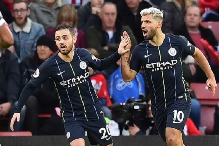 Striker Manchester City, Sergio Aguero (kanan), merayakan gol dengan gelandang Bernardo Silva saat melawan Southampton di Stadion St Mary, Inggris, pada 30 Desember 2018.