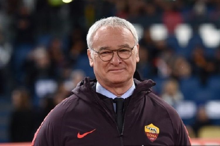 Pelatih baru AS Roma, Claudio Ranieri, tersenyum saat laga AS vs Empoli di Stadion Olimpico Roma pada lanjutan pertandingan Serie A, Selasa (12/3/2019) dini hari WIB.