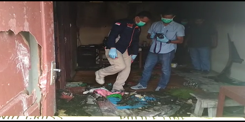 Tim penyidik Polres Barito Utara sedang melakukan olah tempat kejadian perkara di lokasi barak yang terbakar di PT Antang Ganda Utama (AGU), Desa Hajak, yang menewaskan satu keluarga, Rabu (12/9/2018)