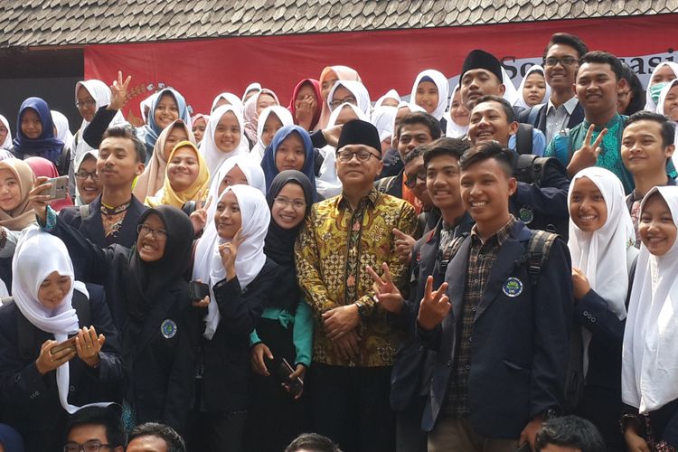 Ketua MPR RI Zulkifli Hasan saat berfoto bersama sejumlah mahasiswa usai sosialisasi 4 pilar kebangsaan di Masjid Universitas Negeri Malang (UM), Sabtu (28/10/2017)