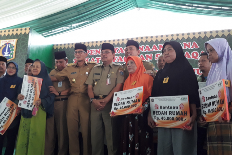 Wakil Gubernur DKI Jakarta Sandiaga Uno menghadiri acara pemberian bantuan yang dilakukan Badan Amil Zakat, Infaq, dan Shadaqah (Bazis) Jakarta Selatan di Kantor Wali Kota Jakarta Selatan, Selasa (31/10/2017).