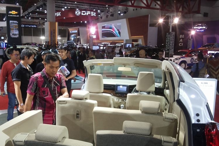 Pengunjung IIMS 2018 yang sedang mengamati All New Ertiga di stan Suzuki, di Hall A JIExpo Kemayoran, Jakarta, Jumat (20/4/2018).