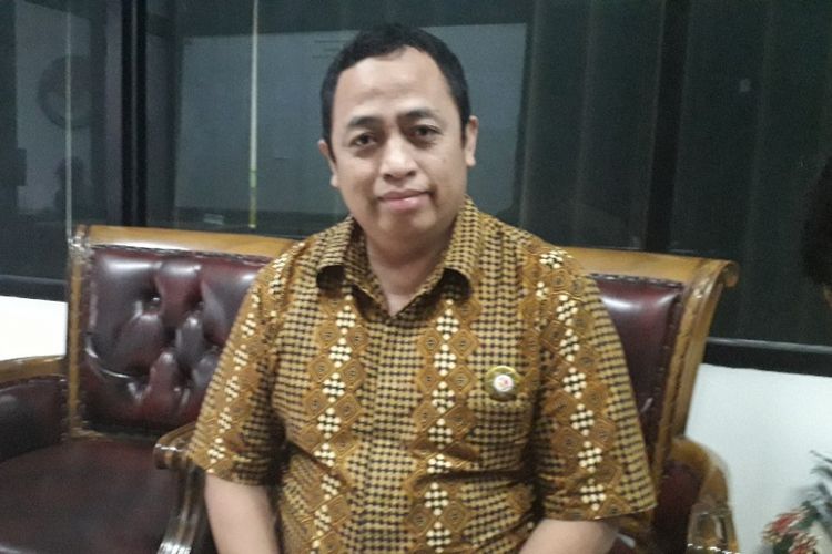 Ketua Divisi Hukum dan Penanganan Pelanggaran Bawaslu DKI Jakarta Puadi memberi keterangan kepada wartawan di Kantor Bawaslu DKI Jakarta, Selasa (18/9/2018).