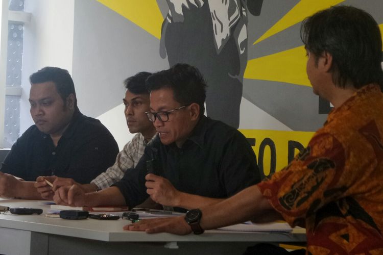 Direktur Eksekutif Amnesty International perwakilan Indonesia Usman Hamid bersama sejumlah perwakilan dari LBH Jakarta, Imparsial dan Kontras mendesak kepolisian segera melakukan investigasi atas dugaan penggunaan kekuatan yang mematikan dan senjata api dalam kasus penembakan warga di Kabupaten Deiyai, Provinsi Papua, pada Selasa (1/8/2017). 