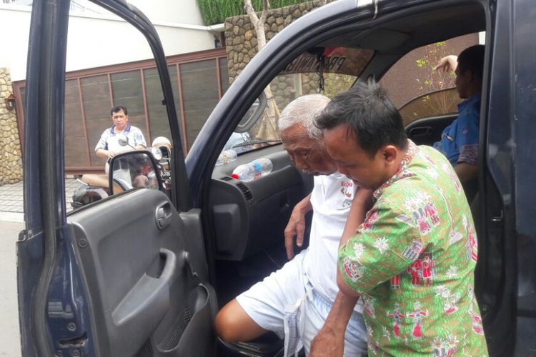 Lansia telantar tanpa identitas ditemukan petugas Suku Dinas Sosial Jakarta Timur di Pasar Gembrong, Kamis (11/1/2018).
