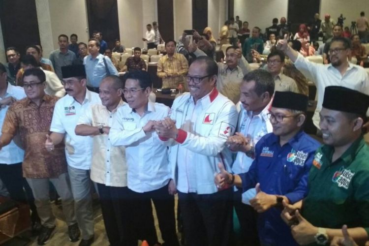 Para pendukung 4 pasangan calon gubernur dan wakil gubernur Sulsel hadir dalam penetapan kandidat Pilkada Sulsel 2018 oleh KPU Sulsel di Hotel Seraton, Makassar, Senin (12/2/2018).