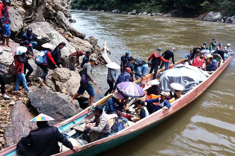 Foto Dokumentasi Roni Manan. Untuk bisa mengikuti Ujian Nasional Berbasis Komputer UNBK puluhan siswa SMA di Malinau terpaksa menuju kabupaten kota yang membutuhkan perjalanan hingga 2 hari mengarungi sungai yang bergiram. Mereka menempuh perjalana jauh menumpangujian di sekolah yang ada di kabupaten kota  karena sekolah tempat mereka belum memiliki fasilitas untuk melaksanakan UNBK.