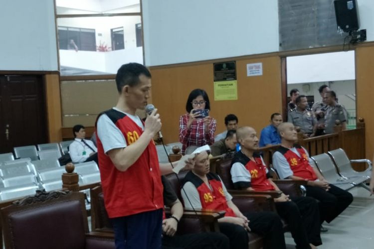 Seorang terdakwa penyelundup satu ton sabu-sabu asal Taiwan, Juang Jin Sheng, membacakan surat yang ditulisnya sebagai pembelaan atas tuntutan mati dari jaksa penuntut umum dalam persidangan di Pengadilan Negeri Jakarta Selatan, Kamis (29/3/2018) sore.