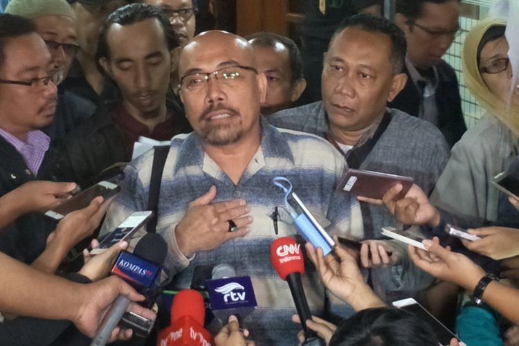 Perwakilan dari Forum Peduli Transportasi Online Indonesia (FPTOI) Azas Tigor Nainggolan saat memberikan pernyataan usai audiensi pengemudi ojek online dengan Komisi V DPR, di Kompleks Parlemen, Senayan, Jakarta, Senin (23/4/2018). 