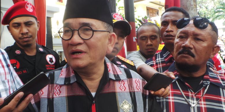 Juru bicara tim pemenangan pasangan calon gubernur-wakil gubernur nomor pemilihan dua DKI Jakarta Basuki Tjahaja Purnama-Djarot Saiful Hidayat, Ruhut Sitompul, saat ditemui wartawan di Jalan Cianjur, Menteng, Jakarta Pusat, Kamis (30/3/2017).