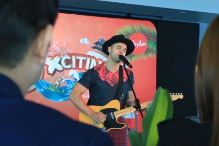 Penyanyi Guy Sebastian menghibur dalam perayaan 10 tahun penerbangan AirAsia menuju Gold Coast, Australia.