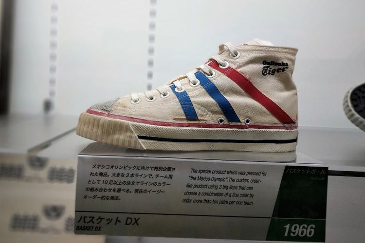 Sepatu basket buatan Onitsuka Tiger yang masih menggunakan lambang tiga garis