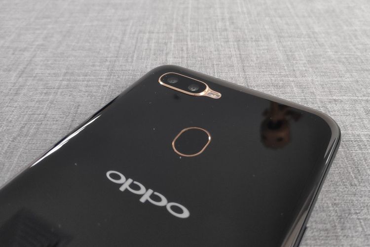 Di punggung Oppo A5s, terdapat dua sensor kamera yang masing-masing memiliki resolusi 13 megapiksel (lensa f/2.2) dan 2 megapiksel (lensa f/2.4, depth sensor). Dua kamera tersebut didesain dengan bulatan beraksen emas dan dibekali dengan modul LED flash, berikut pemindai sidik jari berbentuk elips.  
