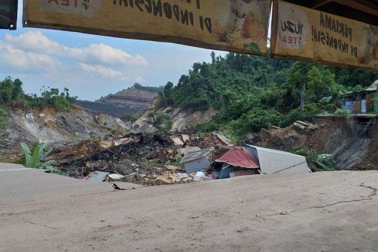 Jalan longsor di Kabupaten Kukar Hancurkan empat buah rumah dan satu korban hilang