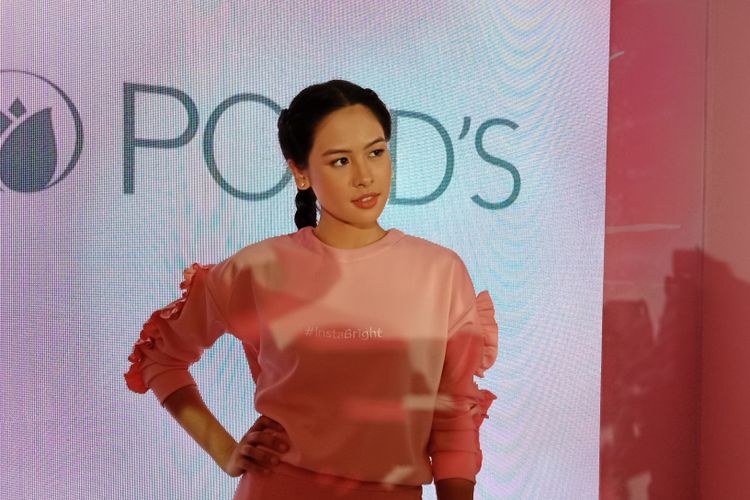 Aktris sekaligus penyanyi Maudy Ayunda saat dalam peluncuran Ponds InstaBright Tone Up Cream di Raffles Hotel, Kuningan, Jakarta Selatan, Jumat (16/3/2018).