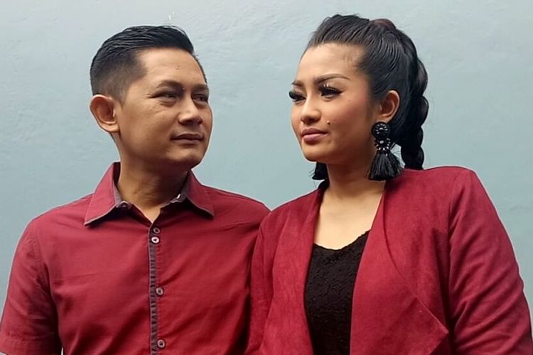 Fitri Carlina bersama suaminya, Hendra Sumendap, dijumpai dalam sebuah kegiatan di kawasan Tendean, Jakarta Selatan, Jumat (26/1/2018). 