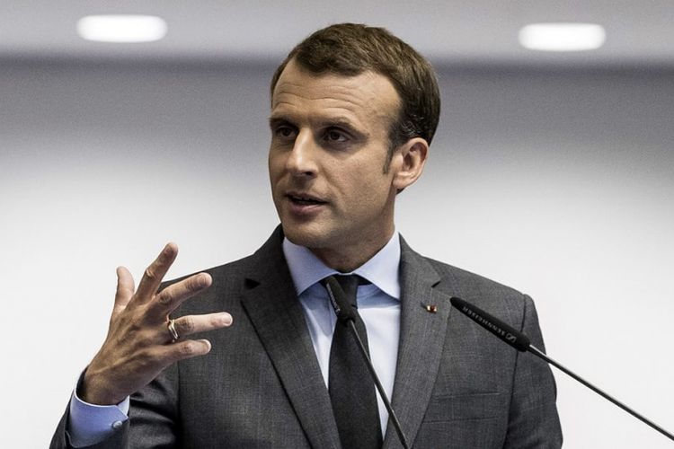 Presiden Perancis Emmanuel Macron menulis sebuah puisi untuk kado seorang gadis Inggris.