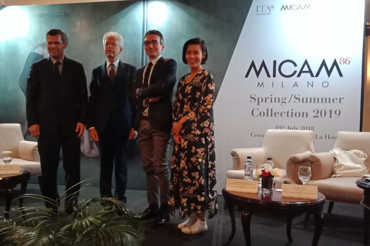 Trade Comissioner ITA Jakarta Alessandro Liberstori, Ambassador of Italy to Indonesia H.E. Vittorio Sandalli, Head of Global Trade Unit Matteo Scarparo, dan WGSN Tren Expert Jess Tang (paling kiri ke kanan) seusai konferensi pers MICAM Milano di Shangri-La Hotel, Jakarta, Kamis (19/7/2018).