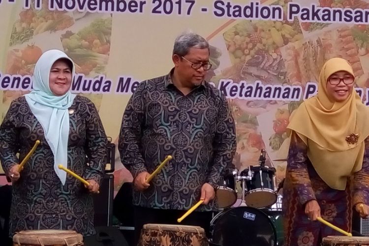 Bupati Bogor Nurhayanti, Gubernur Jawa Barat Ahmad Heryawan, dan Ketua Tim Penggerak Pembinaan Kesejahteraan Keluarga (PKK) Jawa Barat Netty Prasetiyani (dari kiri ke kanan) membuka peringatan Hari Pangan Sedunia Tingkat Provinsi Jawa Barat, Kamis (9/11/2017) di Stadion Pakansari, Kabupaten Bogor.