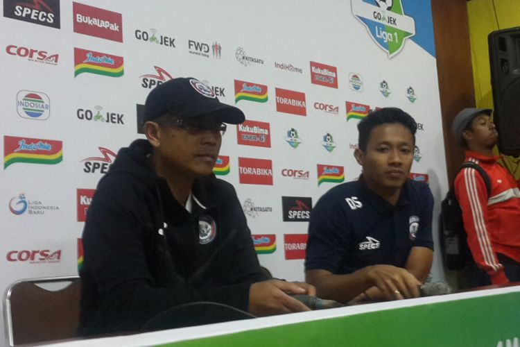 Pelatih Arema FC, Joko Susilo alias Gethuk dalam konferensi pers usai ditahan imbang Mitra Kukar 2-2 dalam pertandingan perdana Liga 1 2018 di Stadion Kanjuruhan, Kabupaten Malang, Sabtu (24/3/2018)