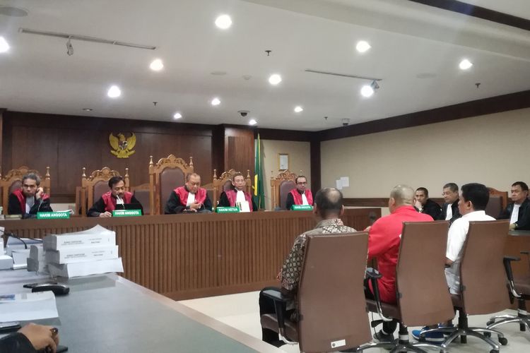 Pejabat pembuat komitmen (PPK) pada Kementerian Pemuda dan Olahraga (Kemenpora) Adhi Purnomo dan staf Kemenpora Eko Triyanta dituntut 5 tahun penjara oleh jaksa Komisi Pemberantasan Korupsi (KPK).