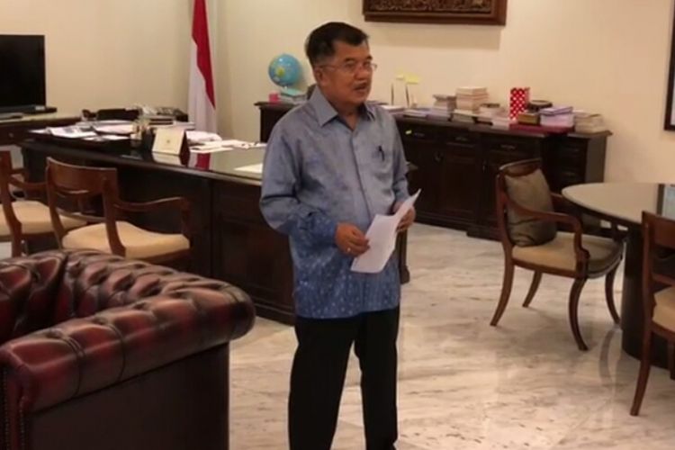 Wakil Presiden RI Jusuf Kalla terlihat tenang dan santai merasakan guncangan gempa, sampai akhirnya Paspampres meminta dirinya untuk keluar ruangan kerjanya sejenak di kantor Wakil Presiden RI, Jalan Medan Merdeka Utara, Jakarta Pusat, Selasa (23/1/2018). 