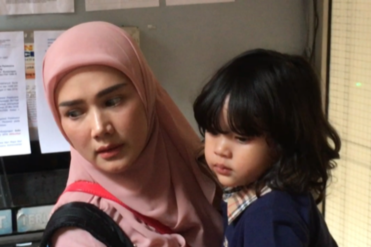 Penyanyi Mulan Jameela sembari menggendong anaknya Muhammad Ali tiba di rutan Cipinang, Jakarta Timur, Kamis (13/6/2019).