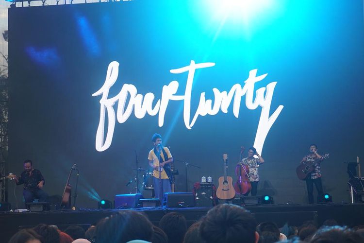 Grup band indie Fourtwnty tampil di We The Fest 2019 di Jiexpo, Kemayoran, Jakarta Pusat, Jumat (19/7/2019).