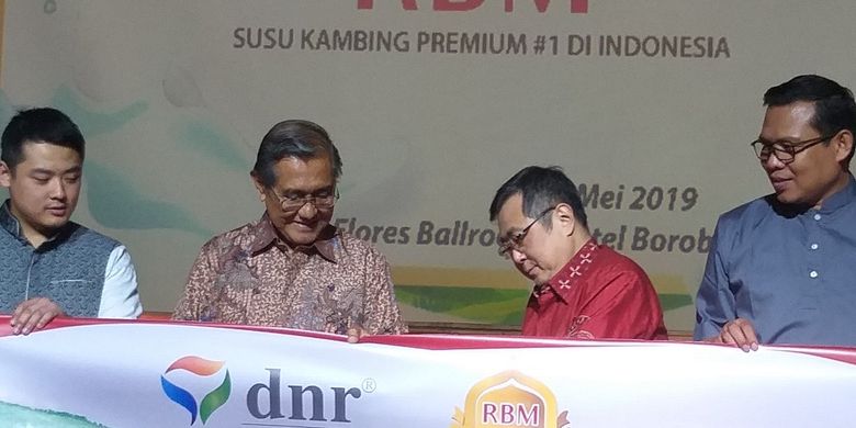 Chairman Dos Ni Roha (DNR) Corporation, Rudy Tanoesoedibjo, bersama mantan Menteri Kesehatan Prof Sujudi pada peluncuran produk susu kambing RBM di Hotel Borobudur, Jakarta, Jumat (17/5/2019).