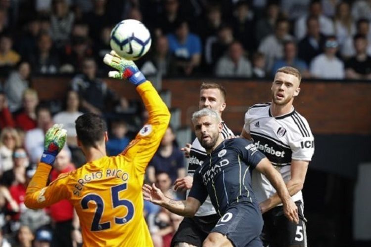 Sergio Rico gagal menepis tendangan Sergio Aguero pada pertandingan Fulham vs Manchester City di Stadion Craven Cottage dalam lanjutan Liga Inggris, 30 Maret 2019. 