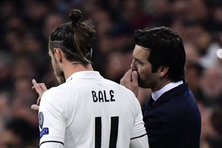 Santiago Solari memberi instruksi kepada Gareth Bale pada pertandingan Real Madrid vs Ajax Amsterdam di Stadion Santiago Bernabeu pada babak 16 besar Liga Champions, 5 Maret 2019. 